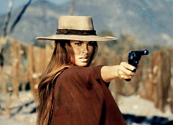  Raquel Welch as Hannie Caulder aiming a gun